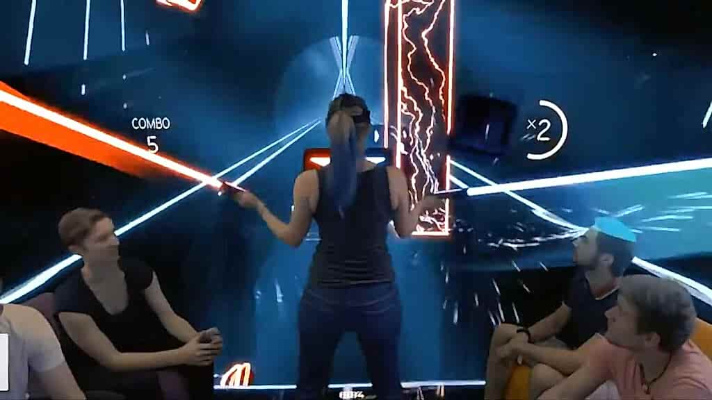 Eine Frau spielt Beatsaber in VR in der VirtuaLounge Braunschweig